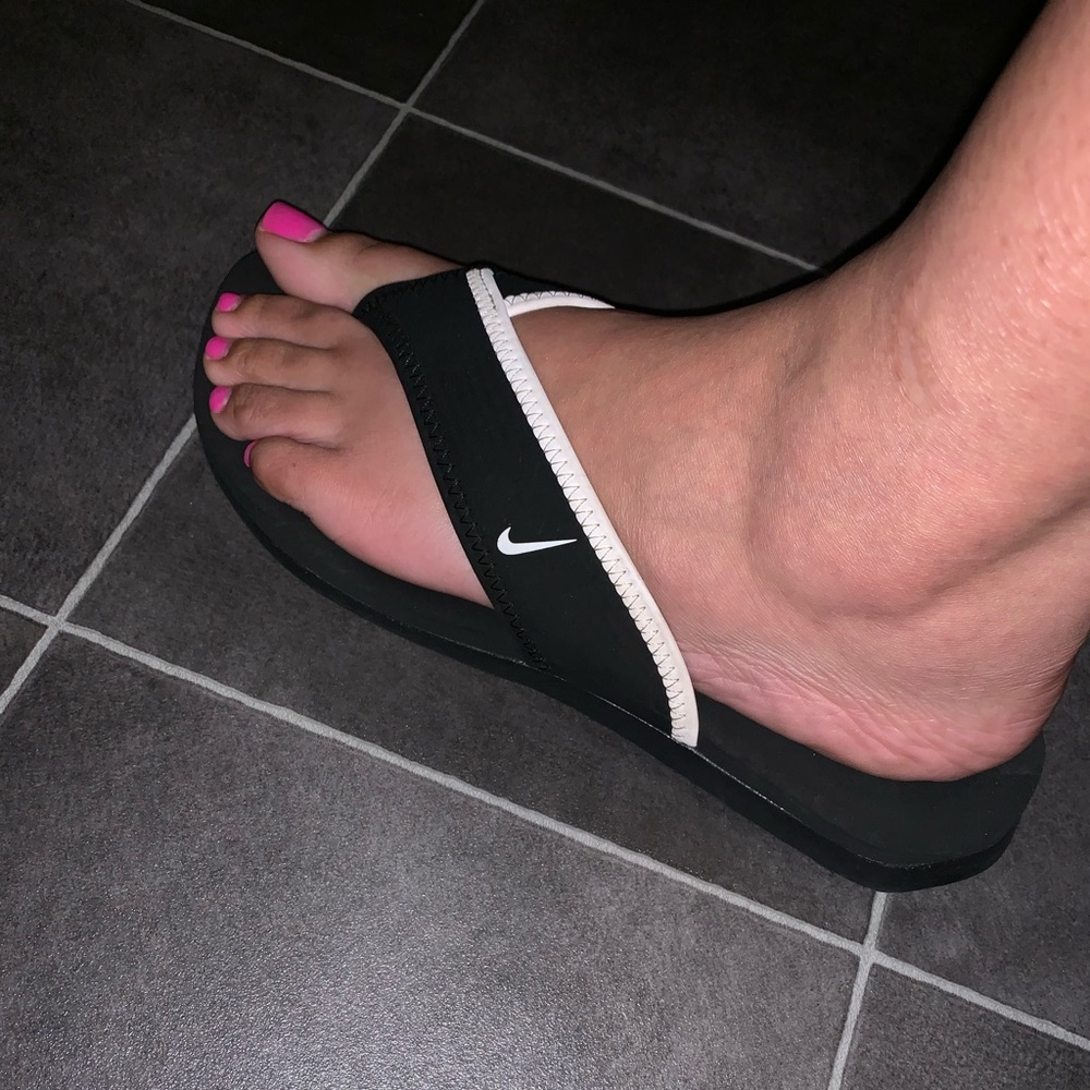 Women’s Nike flip flop sandals size 9